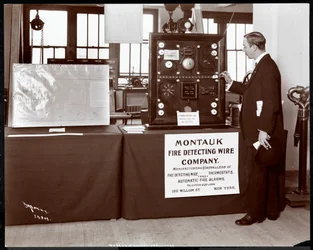 Tentoonstelling van een branddetectiesysteem door de Montauk Fire Detecting Wire Co. in het Museum van Veiligheidsapparaten van het American Institute of Social Service, New York, 1908